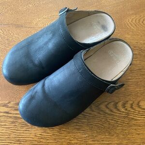 Dansko size 40 women’s black leather clogs
